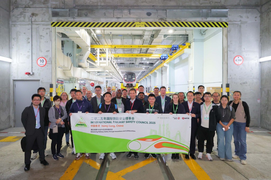 與會者實地考察港鐵黃竹坑車廠。