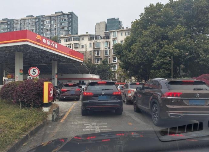网民在社交平台发布入油大排长龙的照片。 微博 网民在社交平台发布入油大排长龙的照片。 微博