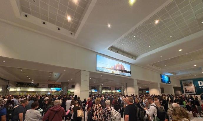 大量国际航班取消,旅客滞留。 南方都市报 大量国际航班取消,旅客滞留。 南方都市报