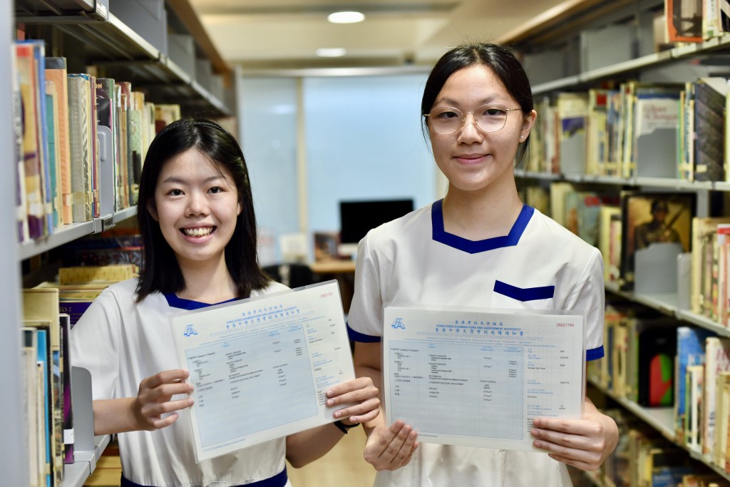 文憑試(DSE)放榜 - 拔萃女書院。兩位6科5**(左)程熹及(右)羅苡庭。盧江球攝 文憑試(DSE)放榜 - 拔萃女書院。兩位6科5**(左)程熹及(右)羅苡庭。盧江球攝