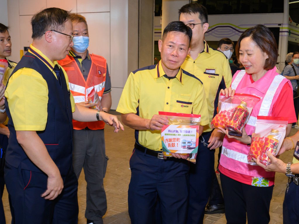 港鐵公司香港客運服務總監楊美珍女士今早於輕鐵兆康站為當值的同事打氣，並向乘客送上禮物。（MTR圖片）