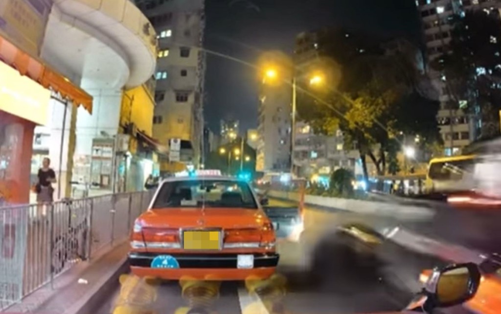 私家車高速駛至。fb車cam L（香港群組）影片截圖