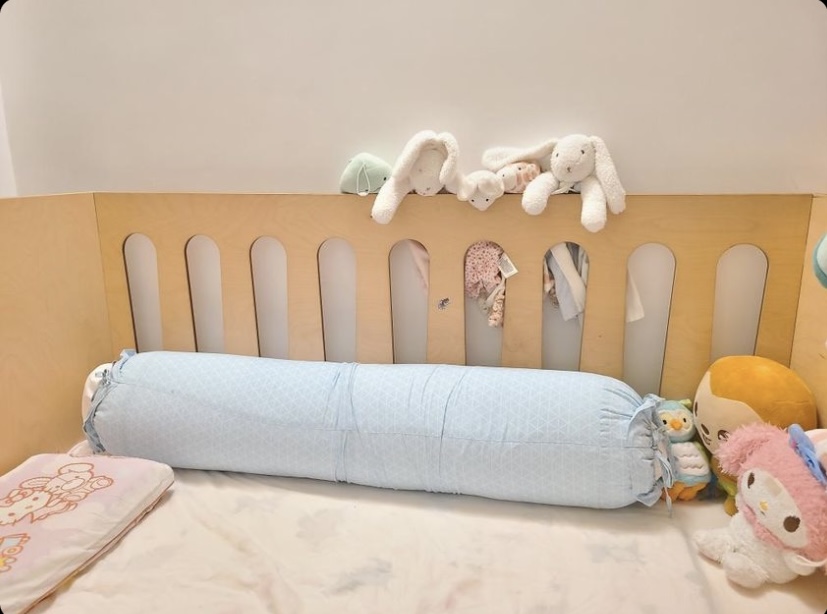 在嬰兒床上放置攬枕不但不能固定嬰兒睡覺時的位置，更會阻礙他們活動，增加窒息風險。