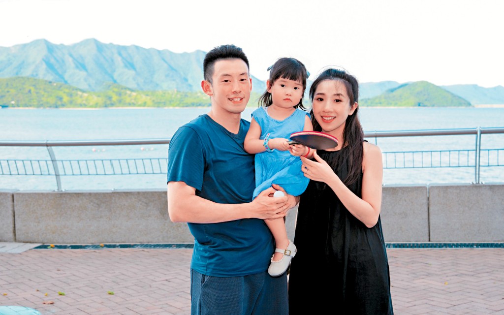 黃鎮廷(左)笑言太太Stella(右)和女兒凱楹(中)帶旺自己。