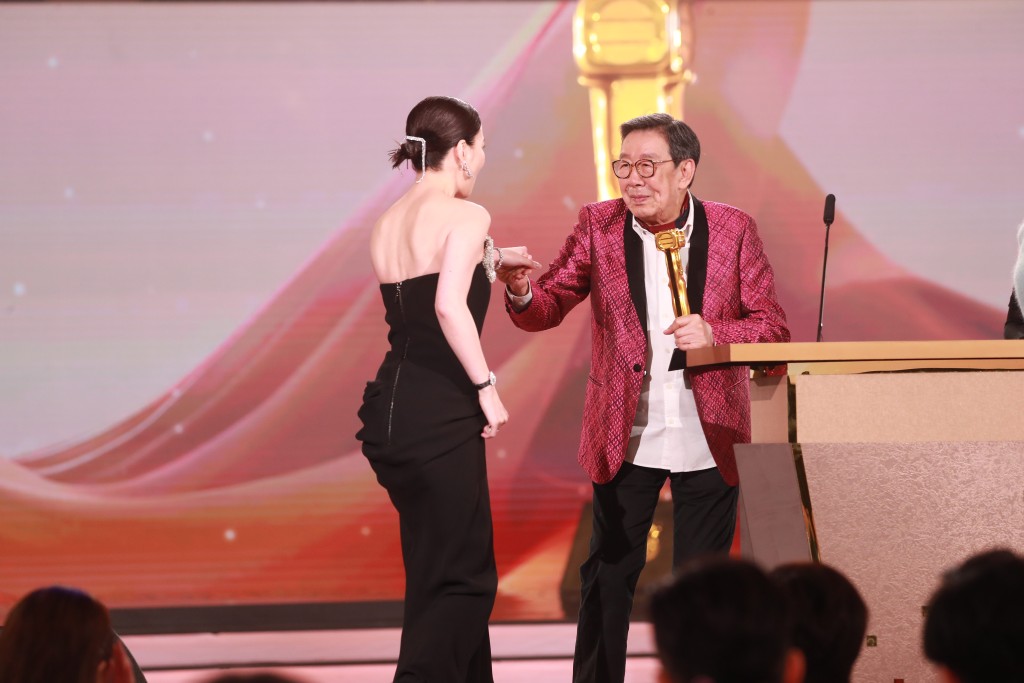  佘詩曼憑《新聞女王》大熱獲得「馬來西亞最喜愛TVB男主角」。