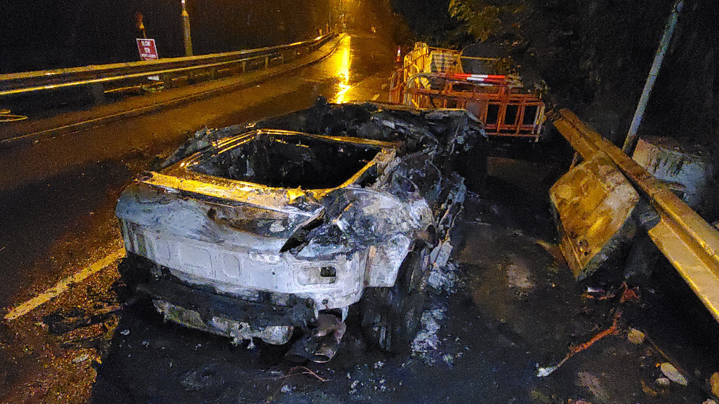 涉案不顾而去的私家车事后被纵火焚毁。资料图片
