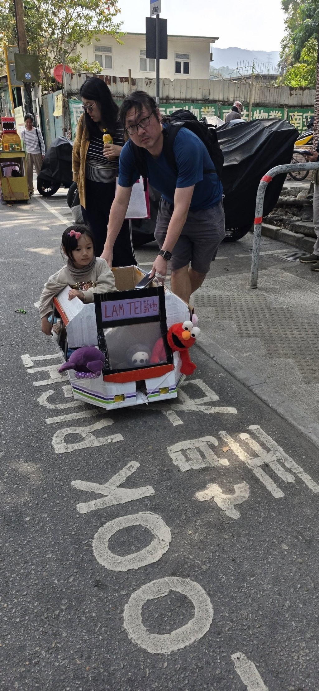 有家長及小朋友發揮創意,打造獨一無二的迷你花車,向沿街商戶拜年送福。fb「百好繪本士多」圖片 有家長及小朋友發揮創意,打造獨一無二的迷你花車,向沿街商戶拜年送福。fb「百好繪本士多」圖片