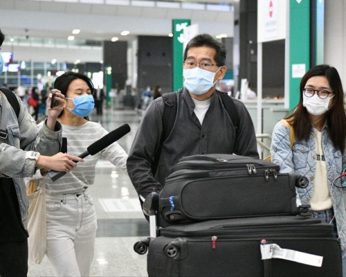 蘇錦樑現身機場抵港大堂。