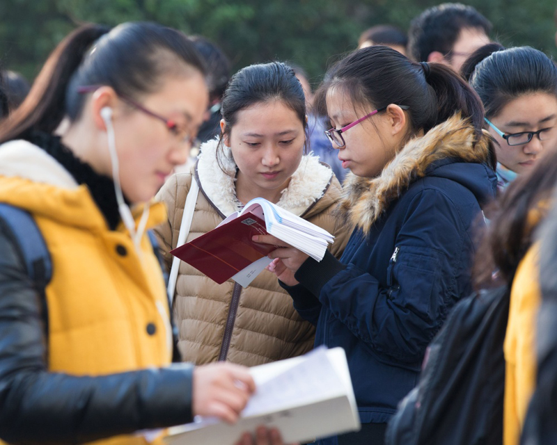 參加公務員考試的人逐年遞增。（新華社）