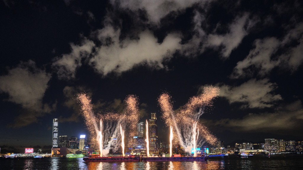 「幻彩詠香江」將增設水上煙火特效，其中一幕會綻送出「HK」字樣。旅發局圖片