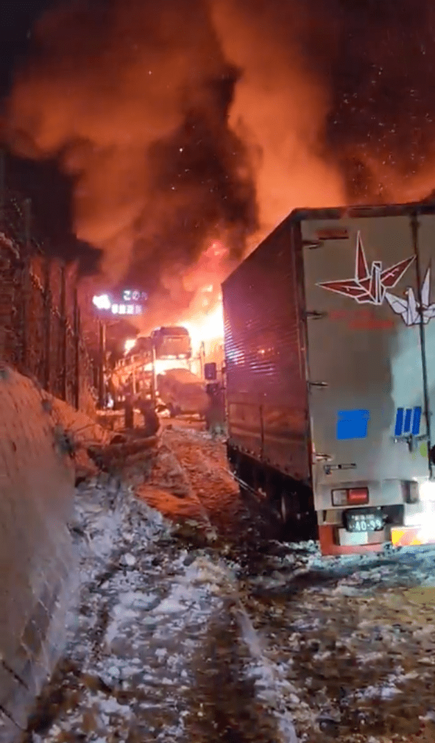 現場災情極為慘烈，一輛運載多部汽車的拖板車起火後迅速蔓延。X@NewsDigestWeb