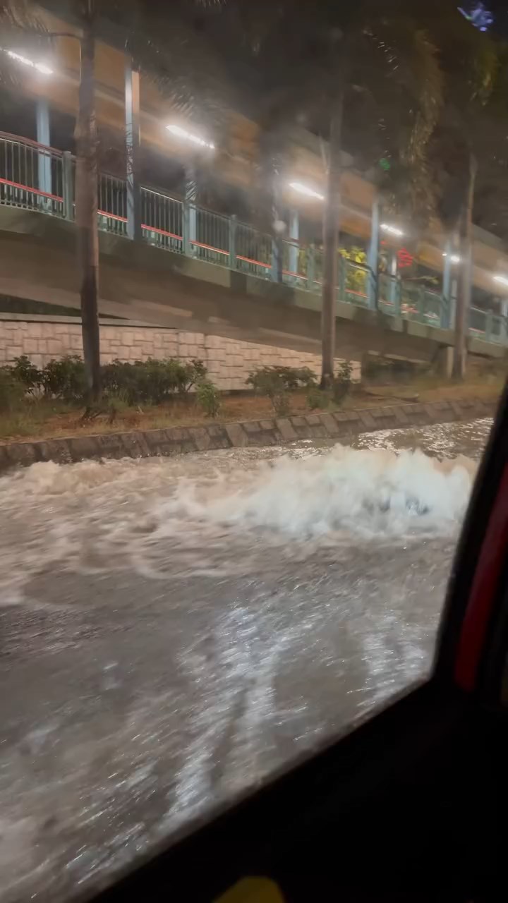 有行車線被水淹浸，車輛需涉水而行。網上片段截圖