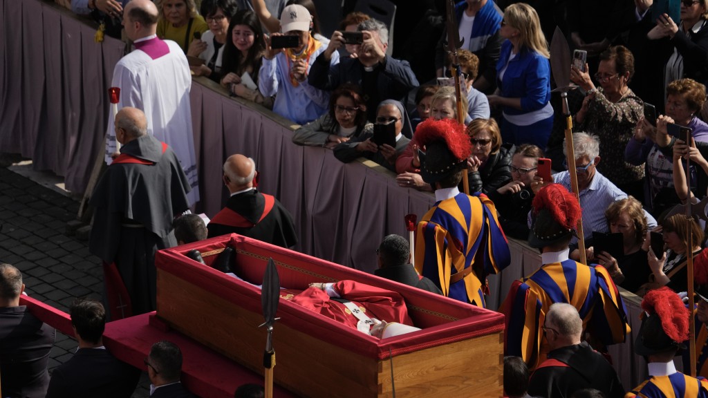教宗方济各灵柩经圣伯多禄广场移入圣伯多禄大殿。 美联社 教宗方济各灵柩经圣伯多禄广场移入圣伯多禄大殿。 美联社