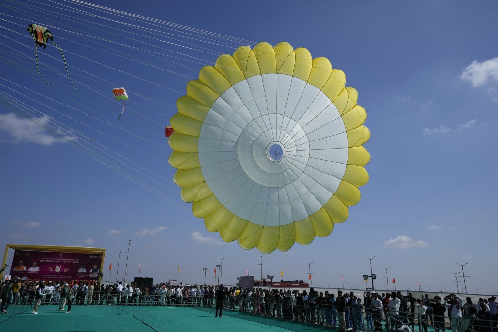 印度古吉拉特邦国际风筝节巨型风筝。 美联社