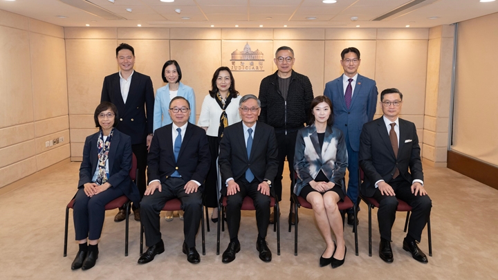 立法會司法及法律事務委員會到訪司法機構與張舉能(前排左三)會面。 政府新聞處圖片