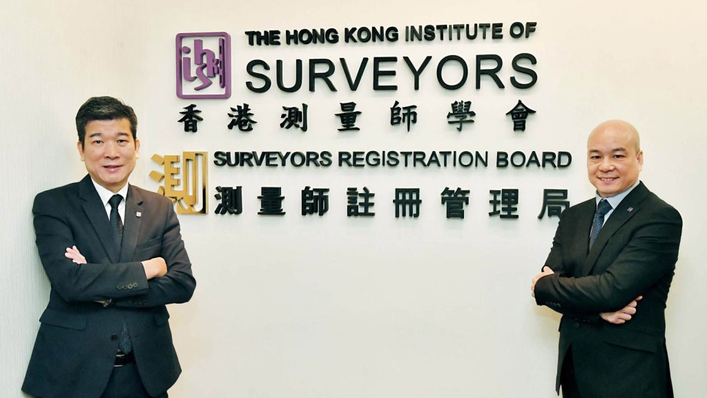 香港測量師學會會長黃國良(左)、副會長梁志添表示，今屆研討會聚焦「老化」議題，期望集思廣益，為政府未來城市規劃及發展提供專業意見。