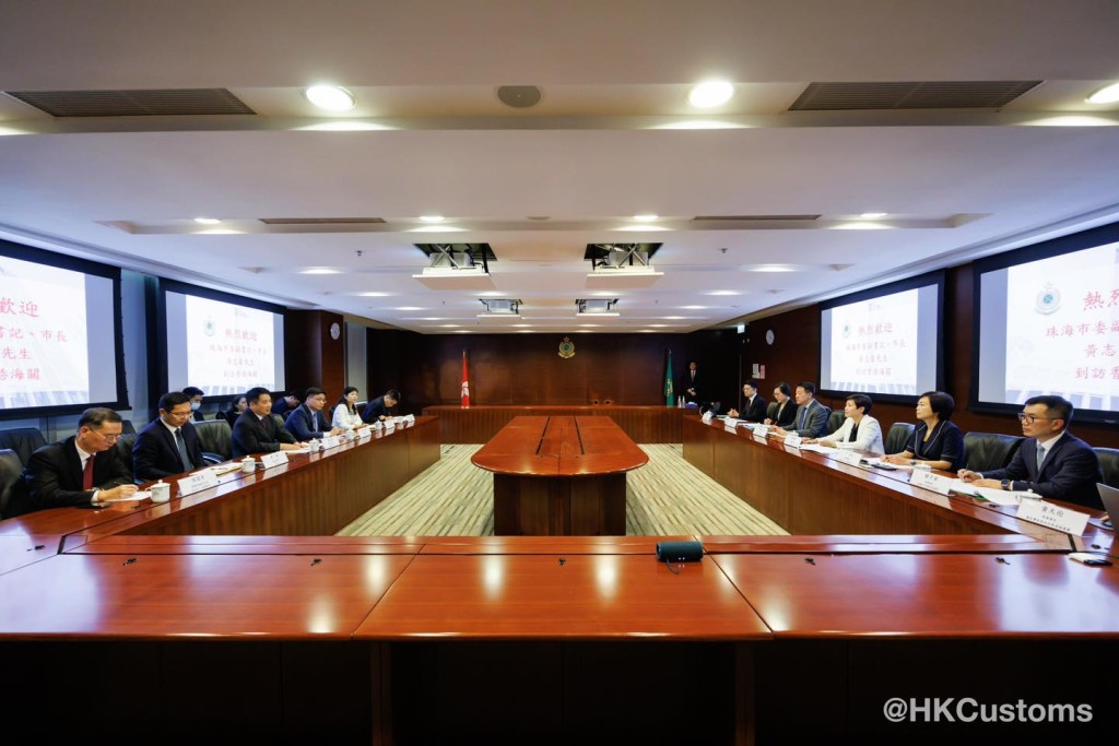 何佩珊主持与珠海市政府代表团举行的会议。海关FB