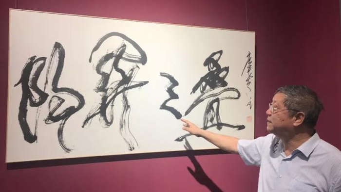 唐双宁展示自己的书法作品。