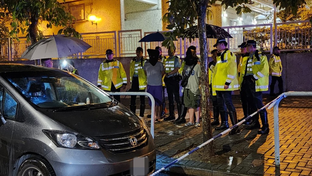 将军澳截查可疑私家车 检怀疑大麻精油及大麻草 两男被捕。黎志伟摄