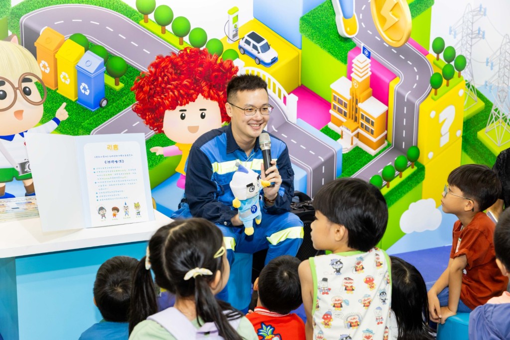 想了解工程師日常工作及裝備,千萬不要錯過週末限定的「走進電力工程師的日常」環節啦!(圖片來源: 中華電力) 想了解工程師日常工作及裝備,千萬不要錯過週末限定的「走進電力工程師的日常」環節啦!(圖片來源: 中華電力)