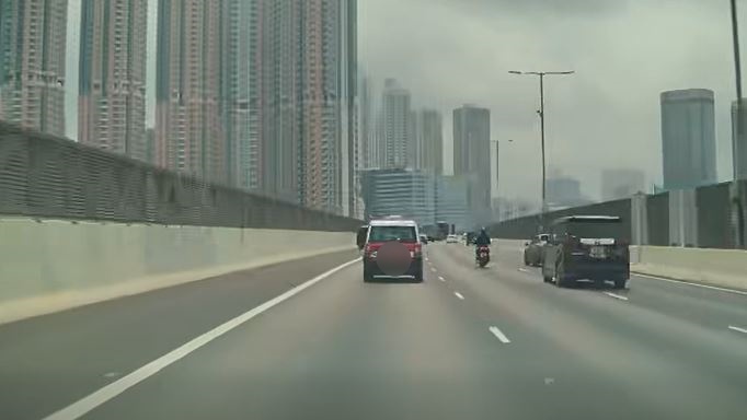 的士、电自行车及私家车分别行驶一、二及三线。fb 车cam L（香港群组）  