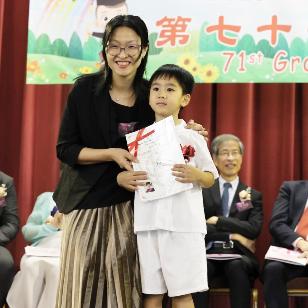 囝囝翟德彥幼稚園畢業，9月將升讀小學。