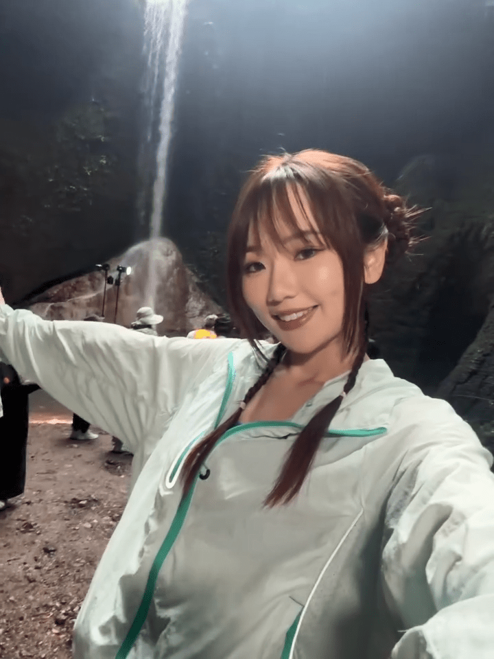 在山澗瀑布前,李澄晴展現出活力滿滿的一面。 在山澗瀑布前,李澄晴展現出活力滿滿的一面。