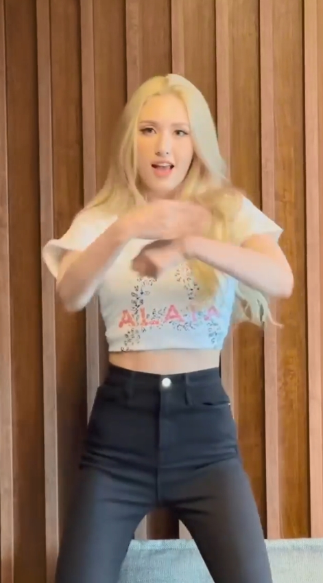 本身镜头只有Somi一个。