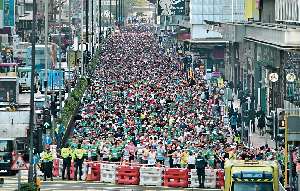 渣打香港馬拉松昨日有逾7萬人參與，當中非本地跑手達25%，為歷屆最多，報名人數近12萬人，亦創下新高。