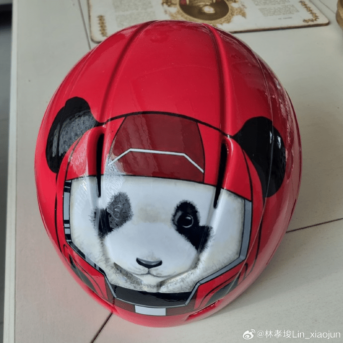 林孝埈把頭盔的圖案加上熊貓。