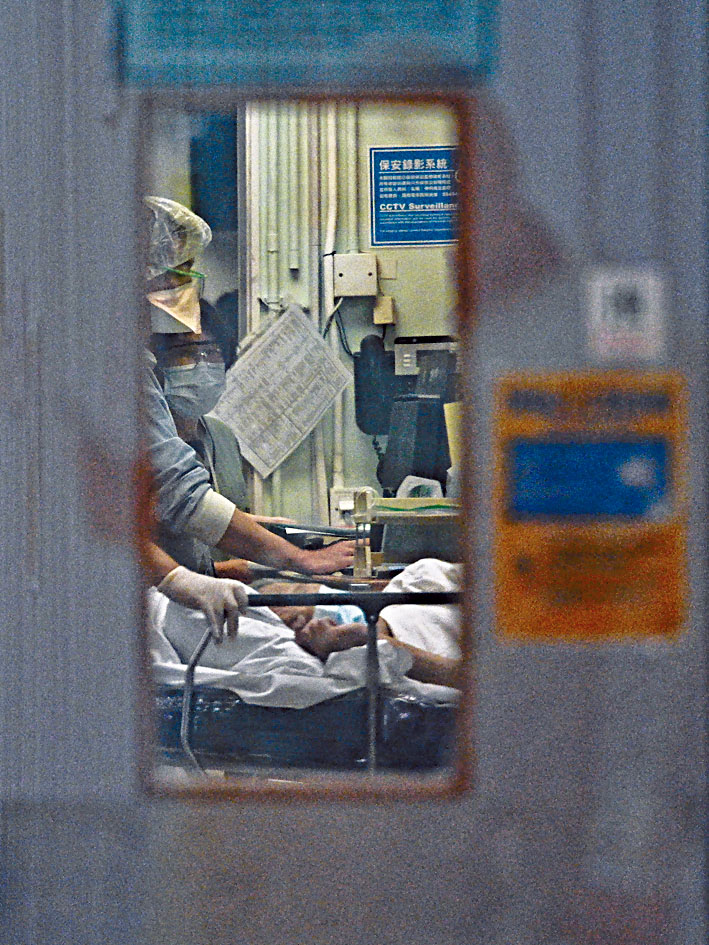 医护喂食病人或口部护理，要戴护目镜及保护衣等。