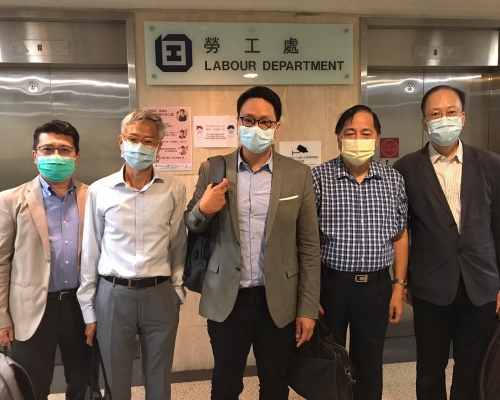 勞顧會指仍未有共識。鄧家彪(中) 梁籌庭(右二)