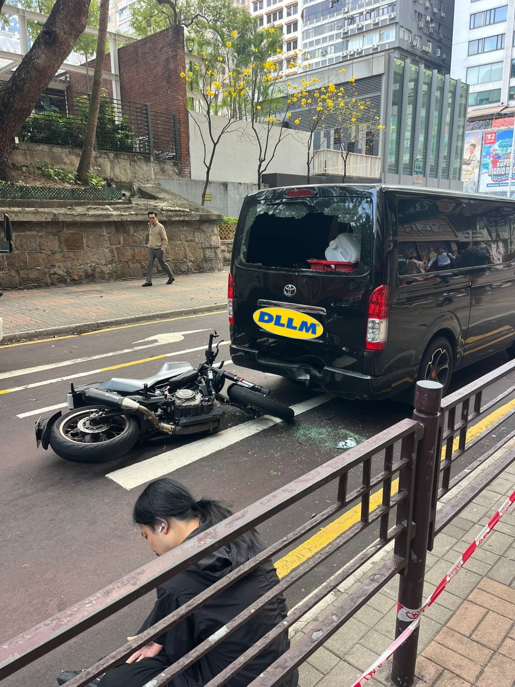 客貨車車尾窗全爆裂。fb 馬路的事討論區