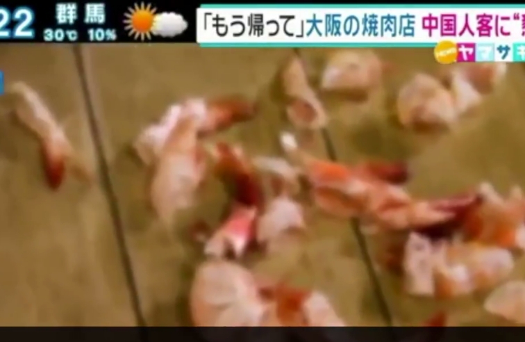 有日媒報道指中國遊客用餐時食到一地蝦殼。(網圖)