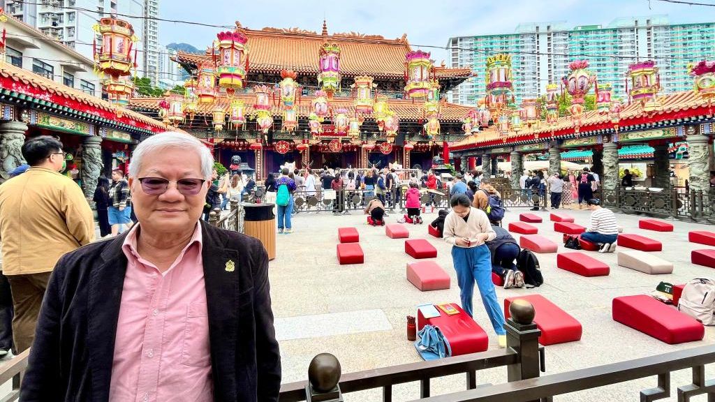 陳宏遠以社工技巧融入解籤，盼助市民面對困境，懷抱希望。