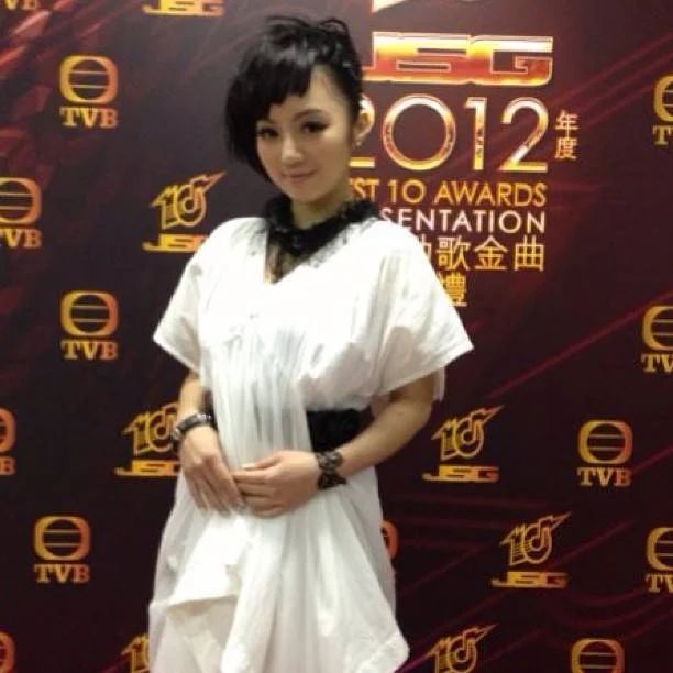 陳蒨葶曾以歌手身份出席《2012年度勁歌金曲頒獎典禮》。