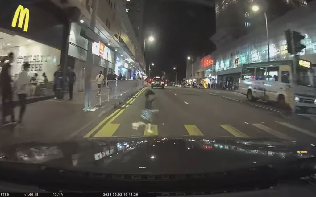 女童衝出馬路未有停步，私家車即時急煞。fb車cam L（香港群組）Vincent Lau影片截圖