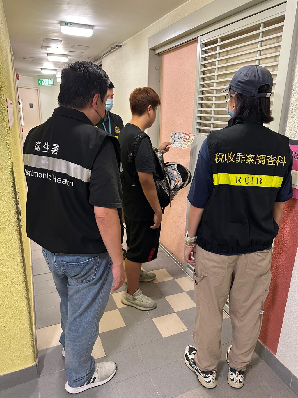 男子派私煙傳單被捕。