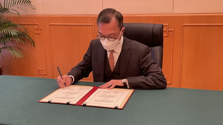 林定国10月在外交部特派员公署签署《安排》。政府新闻处图片