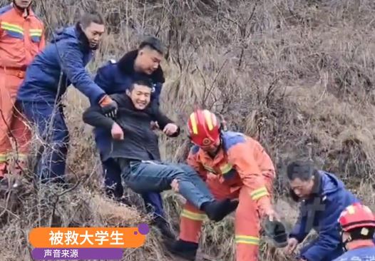 腿残男大生因爬高脚软要召消防抬回地面。小莉帮忙