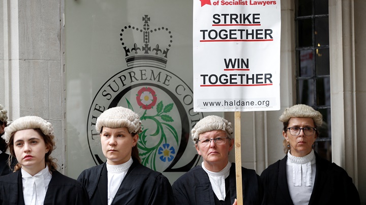 英國多個行業工會連月來相繼發起罷工爭取加薪，刑事大律師9月份也發動罷工。路透社資料圖片