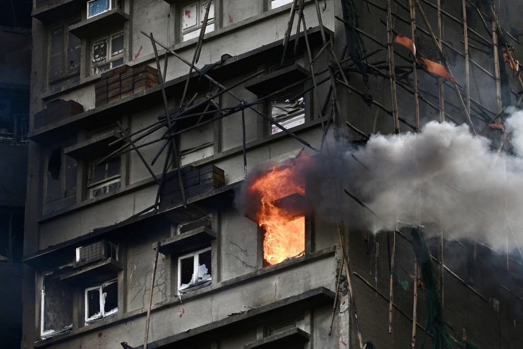 零星火勢出現「死灰復燃」的跡象。 零星火勢出現「死灰復燃」的跡象。