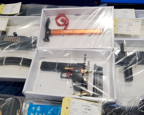 警方早前拘捕多人並展示案中檢獲證物。資料圖片