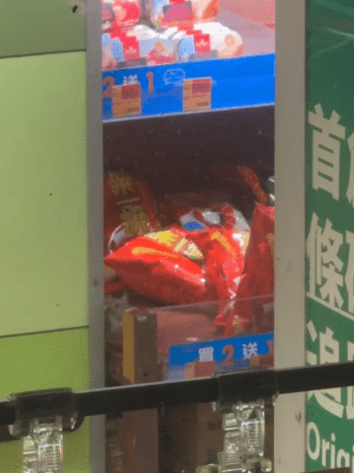 店內有老鼠大搖大擺地徘徊，爬經零食水果。Threads：pennyyyymt