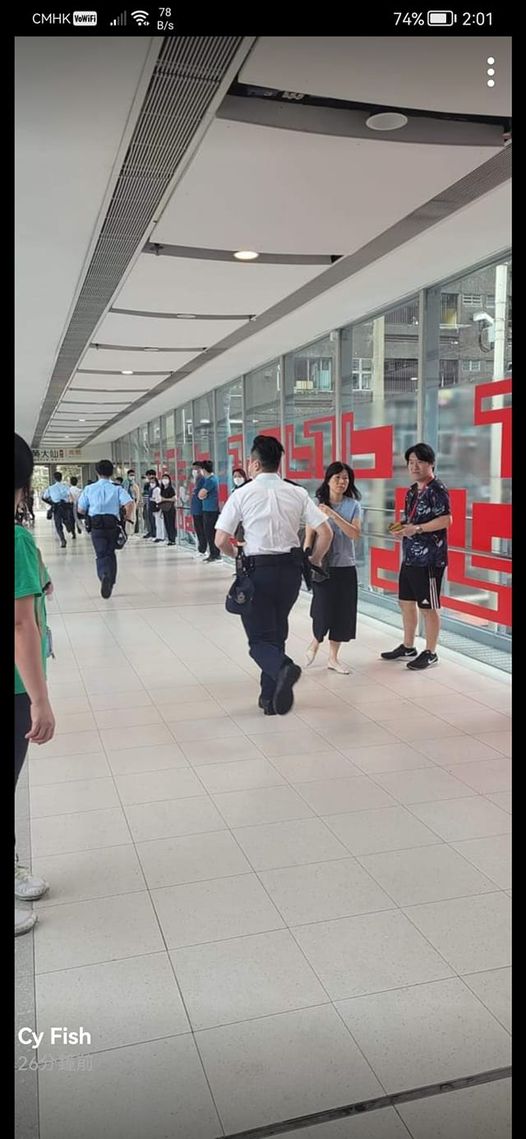 大批警员在商场搜索。fb：黄大仙区友