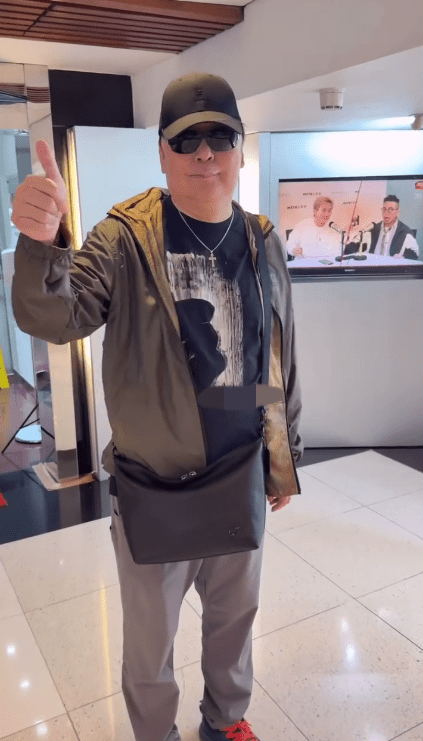 蔡楓華身形比年輕時發福，而且肥到無頸。