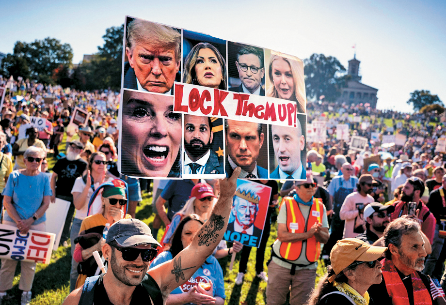 田纳西州首府纳什维尔的示威者，举起特朗普和共和党高官、议员的肖像，要求将他们锁起来。