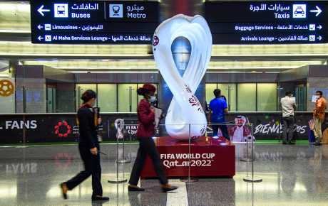 球迷們可率先跟哈馬德國際機場內的世界盃裝飾品打卡留念。