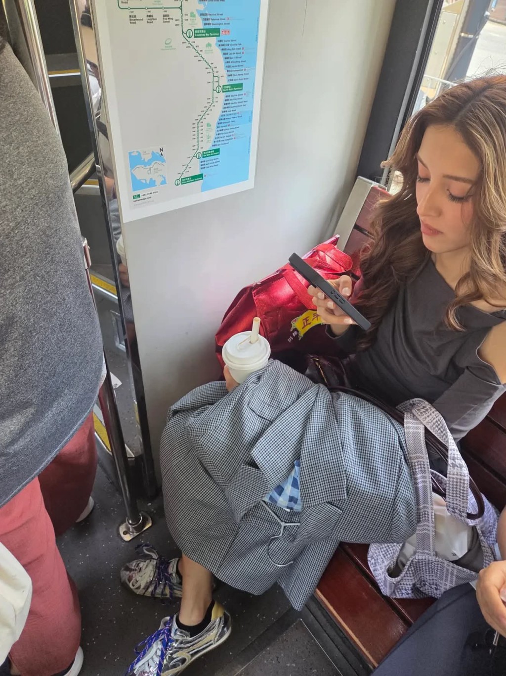 早前網上流傳陳凱琳搭電車時，將手袋及外套等物品放置在身旁座位，引發「霸位」爭議。