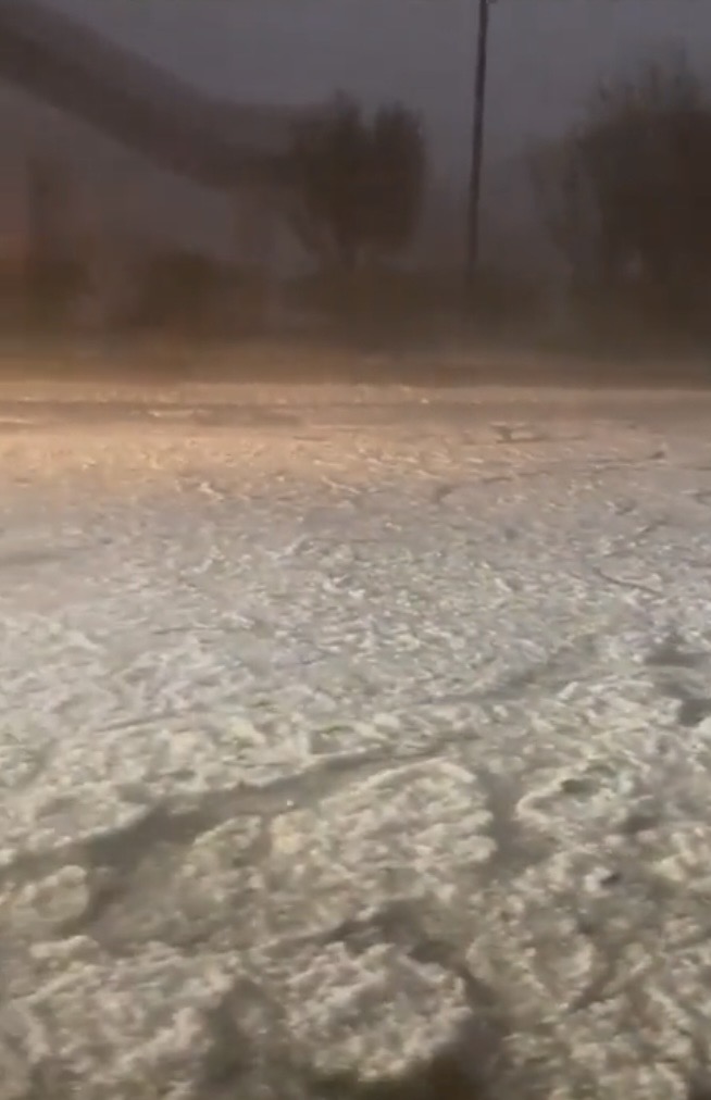 貴陽落雹街頭「冰流成河」 。 央視新聞